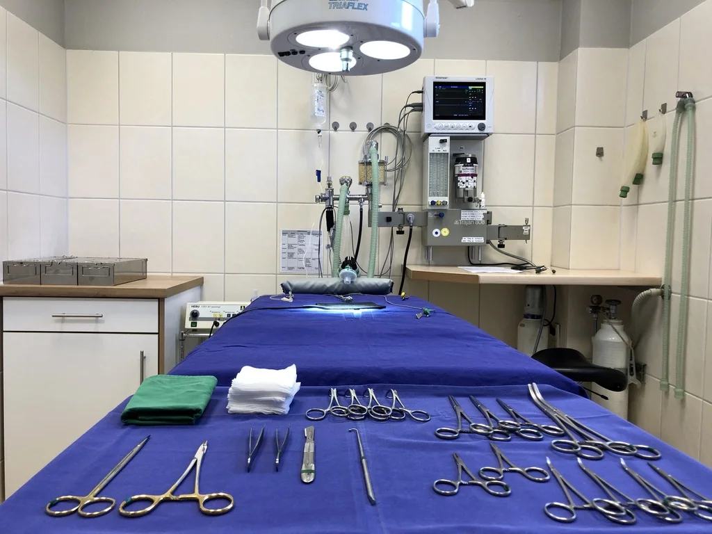 Steriler Operationssaal der Praxis